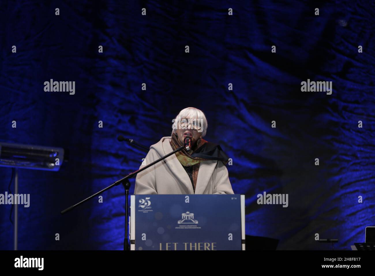 Berlin, Deutschland. 28th. November 2021. Berlin: Claudia Roth, Alliance 90/Greens on Stage (Foto: Simone Kuhlmey/Pacific Press) Quelle: Pacific Press Media Production Corp./Alamy Live News Stockfoto