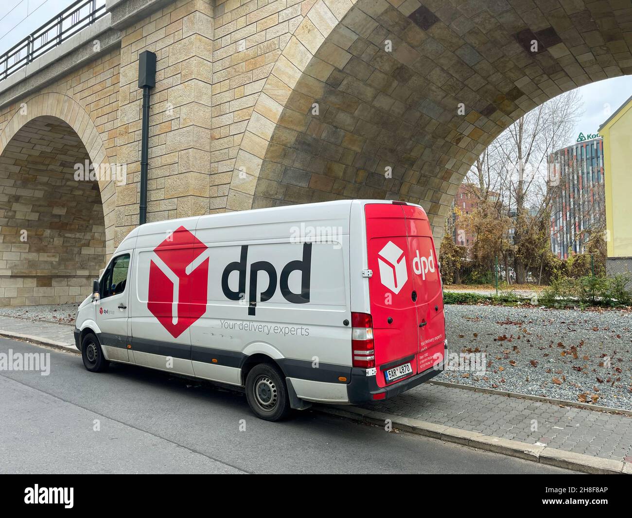 PRAG, TSCHECHISCHE REPUBLIK - 24. Nov 2021: Ein Van der Transportfirma DPD parkte am Negrelli Viaduct in Prag Karlin. Stockfoto