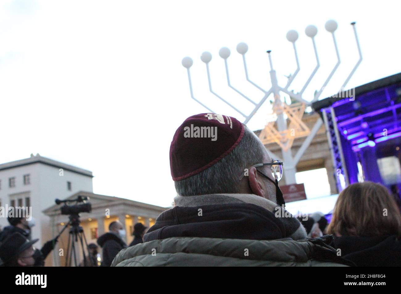 Berlin, Berlin-Mitte, Deutschland. 28th. November 2021. Berlin: Zehn Meter hoher Chanukka-Kronleuchter vor dem Brandenburger Tor. (Bild: © Simone Kuhlmey/Pacific Press via ZUMA Press Wire) Stockfoto