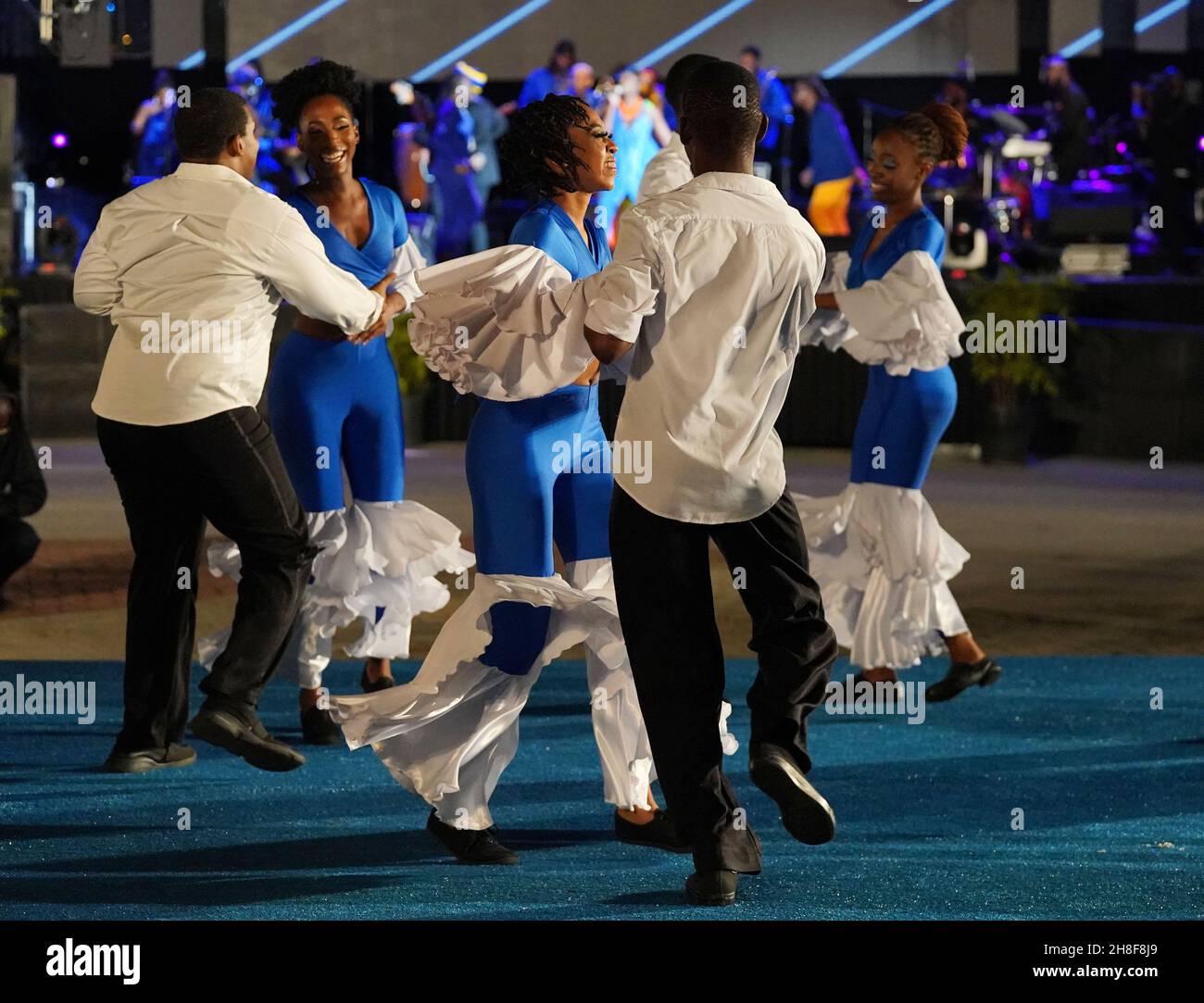 Tänzer treten auf dem Heroes Square in Bridgetown, Barbados, vor der Zeremonie zur Einweihung des Präsidenten auf, bei der der Standard der Königin um Mitternacht gesenkt wird. Bilddatum: Montag, 29. November 2021. Stockfoto