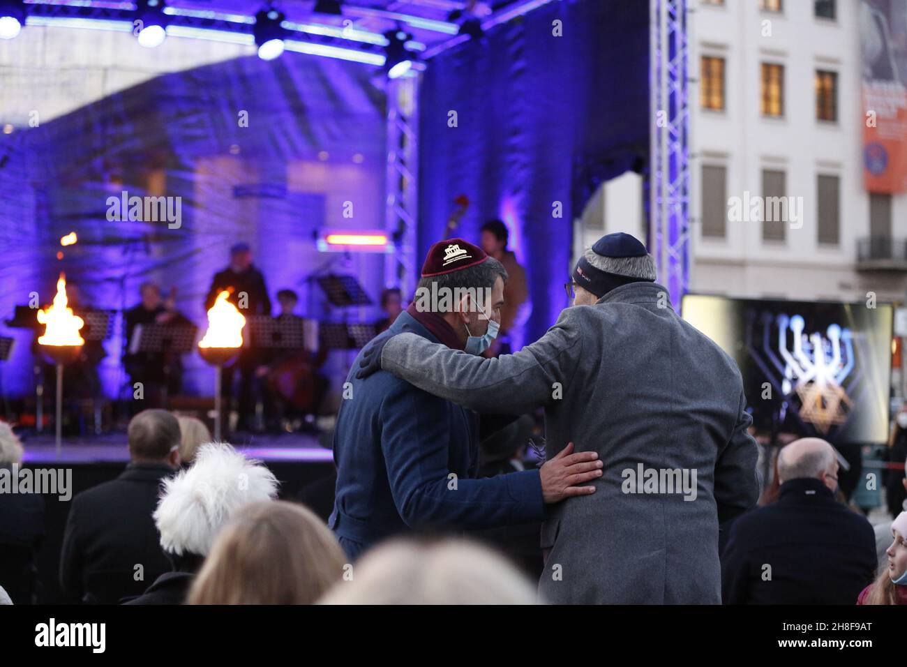 Berlin, Berlin-Mitte, Deutschland. 28th. November 2021. Berlin: Zehn Meter hoher Chanukka-Kronleuchter vor dem Brandenburger Tor. (Bild: © Simone Kuhlmey/Pacific Press via ZUMA Press Wire) Stockfoto