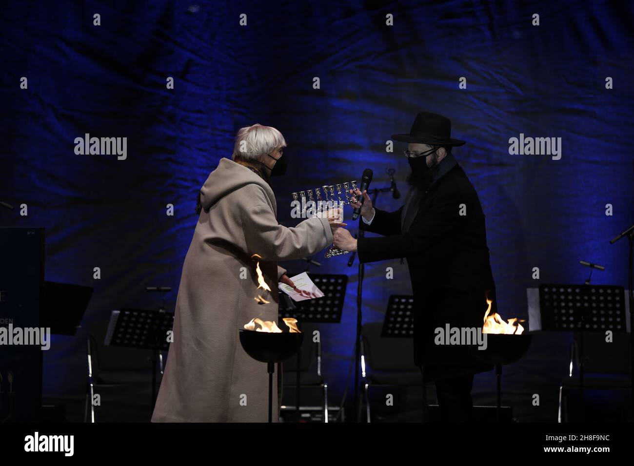 Berlin, Berlin-Mitte, Deutschland. 28th. November 2021. Berlin: Claudia Roth, Allianz 90/Grüne auf der Bühne und die Vorsitzende des Jüdischen Bildungszentrums Chabad und Rabbiner der Jüdischen Gemeinde in Berlin, Rabbi Yehuda Teichtal (Bild: © Simone Kuhlmey/Pacific Press via ZUMA Press Wire) Stockfoto