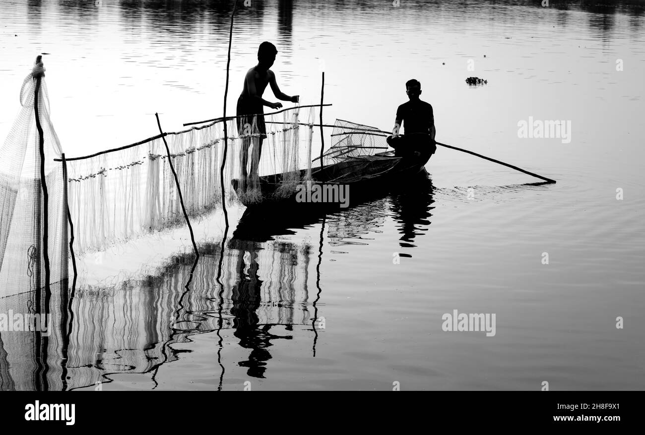 Duc Hoa, Provinz Long an, Vietnam - 21. November 2021: Vietnamesische Bauern fangen Fisch von Hand. Diese Art von Arbeit findet nur während t statt Stockfoto