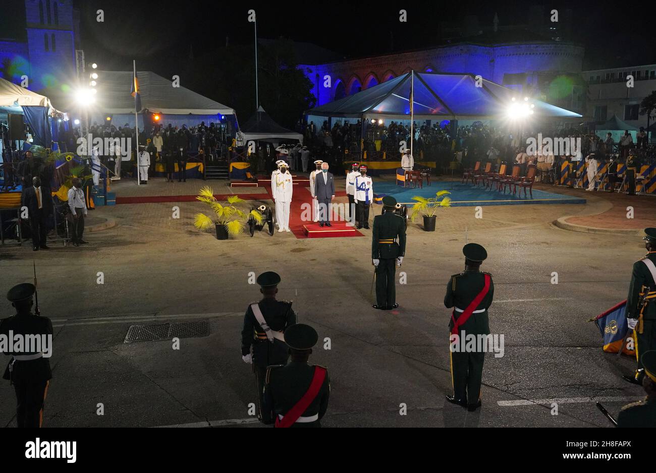 Der Prinz von Wales (Mitte) trifft auf den Heroes Square in Bridgetown, Barbados, zur Eröffnungszeremonie des Präsidenten ein, wo er von einer berittenen Ehrengarde getroffen wurde, bevor er zum Dais geht, wo er von Mia Mottley, Premierminister von Barbados, empfangen wurde. Nach einem vormarsch und einem letzten Gruß an die Monarchie wurde der Standard der Königin um Mitternacht gesenkt. Bilddatum: Montag, 29. November 2021. Stockfoto
