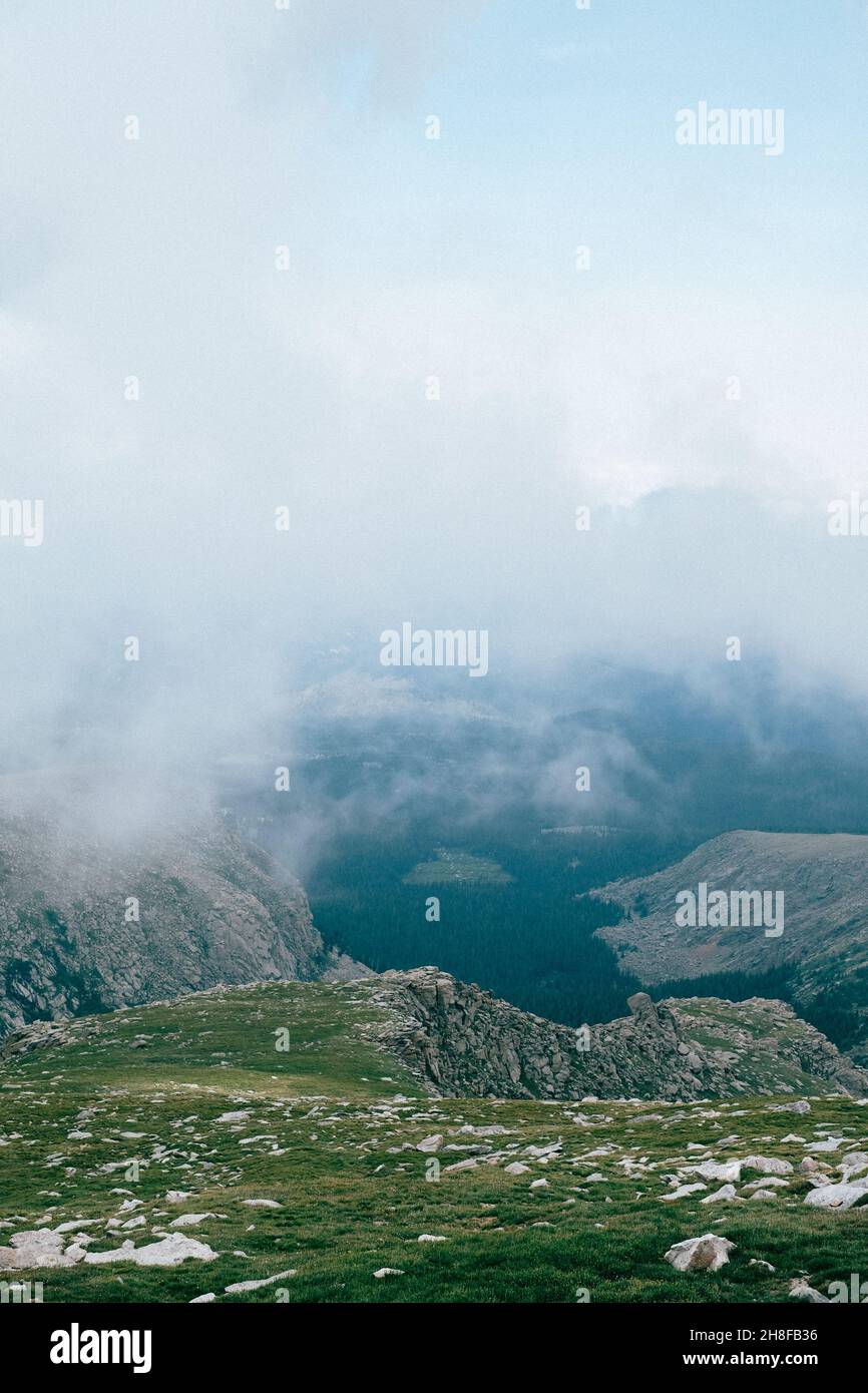 Nebliger Blick vom Gipfel des vierteicheren Mount Evans, Colorado Stockfoto