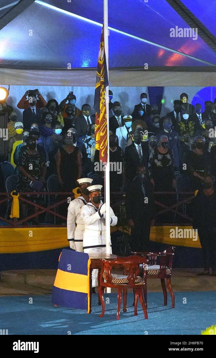 Der Standard der Königin wird während der Eröffnungszeremonie des Präsidenten auf dem Heroes Square in Bridgetown, Barbados, gesenkt. Bilddatum: Montag, 29. November 2021. Stockfoto