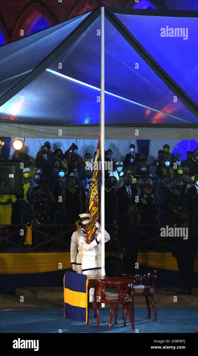 Der Standard der Königin wird während der Eröffnungszeremonie des Präsidenten auf dem Heroes Square in Bridgetown, Barbados, gesenkt. Bilddatum: Montag, 29. November 2021. Stockfoto