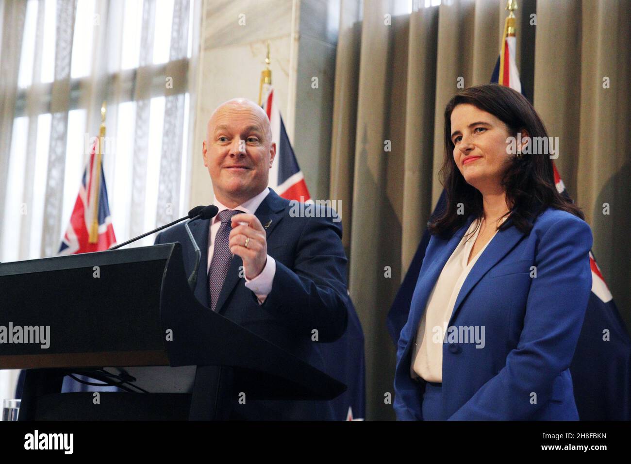 Wellington, Neuseeland. 16. Oktober 2021: Christopher Luxon, der neue Vorsitzende der Nationalpartei, wird von seiner stellvertretenden Vorsitzenden Nicola Willis flankiert und spricht bei einer Pressekonferenz im neuseeländischen Parlament mit Reportern, nachdem der Parteivorsitzende ihn als Ersatz für die ehemalige Parteiführerin Judith Collins gewählt hatte. Luxon war von 2012 bis 2019 CEO von Air New Zealand, bevor er als Hinterbänkler für die National Party, die derzeit die größte Oppositionspartei ist, ins Parlament eintrat. Quelle: Lynn Grieveson/Alamy Live News Stockfoto