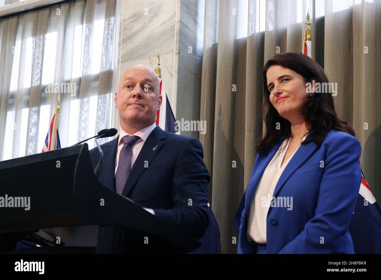 Wellington, Neuseeland. 16. Oktober 2021: Christopher Luxon, der neue Vorsitzende der Nationalpartei, wird von seiner stellvertretenden Vorsitzenden Nicola Willis flankiert und spricht bei einer Pressekonferenz im neuseeländischen Parlament mit Reportern, nachdem der Parteivorsitzende ihn als Ersatz für die ehemalige Parteiführerin Judith Collins gewählt hatte. Luxonvwas CEO von Air New Zealand von 2012 bis 2019, bevor er als Hinterbänkler für die National Party, die derzeit die größte Oppositionspartei ist, ins Parlament kam. Quelle: Lynn Grieveson/Alamy Live News Stockfoto