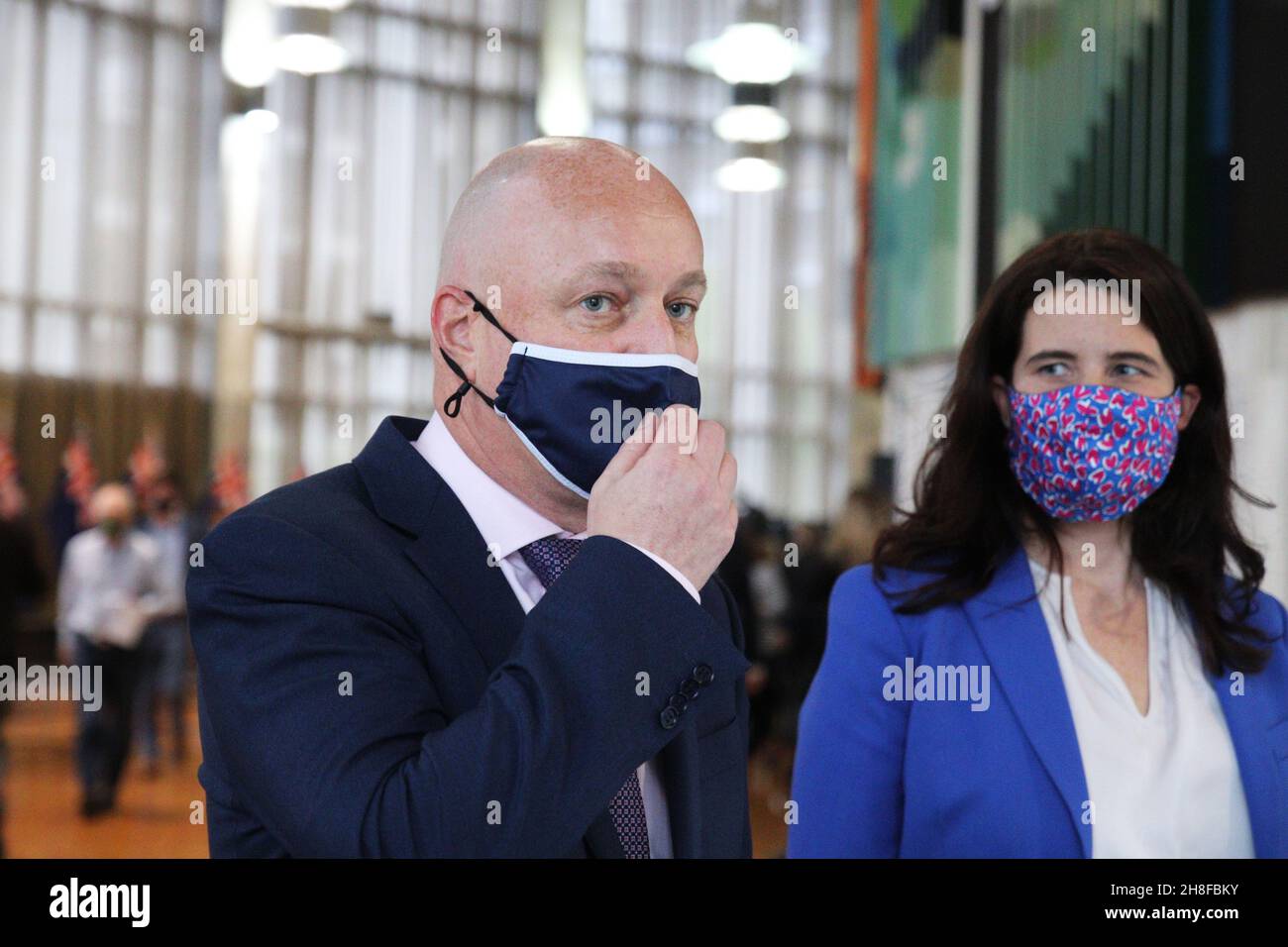 Wellington, Neuseeland. 16. Oktober 2021: Christopher Luxon, der neue Vorsitzende der Nationalpartei, und Nicola Willis, seine stellvertretende Vorsitzende, verlassen eine Pressekonferenz im neuseeländischen Parlament, nachdem der Parteivorsitzende ihn als Ersatz für Judith Collins gewählt hatte. Luxon, der von 2012 bis 2019 CEO von Air New Zealand war, bevor er als Hinterbänkler für die National Party, die derzeit die größte Oppositionspartei ist, ins Parlament eintrat. Quelle: Lynn Grieveson/Alamy Live News Stockfoto