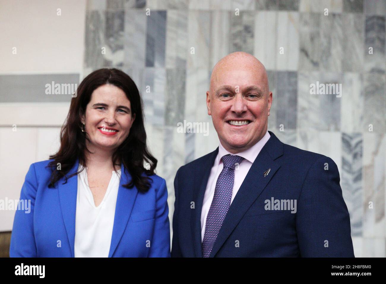 Wellington, Neuseeland. 16. Oktober 2021: Christopher Luxon, Vorsitzender der neuen Nationalpartei, stellt sich mit seiner stellvertretenden Vorsitzenden Nicola Willis vor dem neuseeländischen Parlament, nachdem der Parteivorsitzende ihn als Ersatz für Judith Collins gewählt hatte. Luxon, der von 2012 bis 2019 CEO von Air New Zealand war, bevor er als Hinterbänkler für die National Party, die derzeit die größte Oppositionspartei ist, ins Parlament eintrat. Quelle: Lynn Grieveson/Alamy Live News Stockfoto