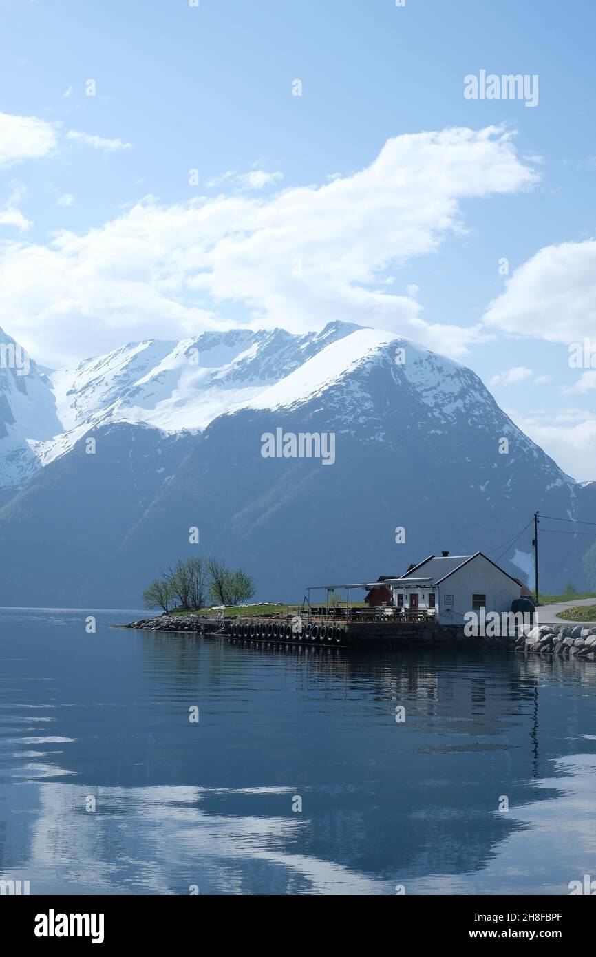 Malerisches Ferienhaus am Meer in Norwegen mit einem wunderschönen Blick auf die Berge Stockfoto
