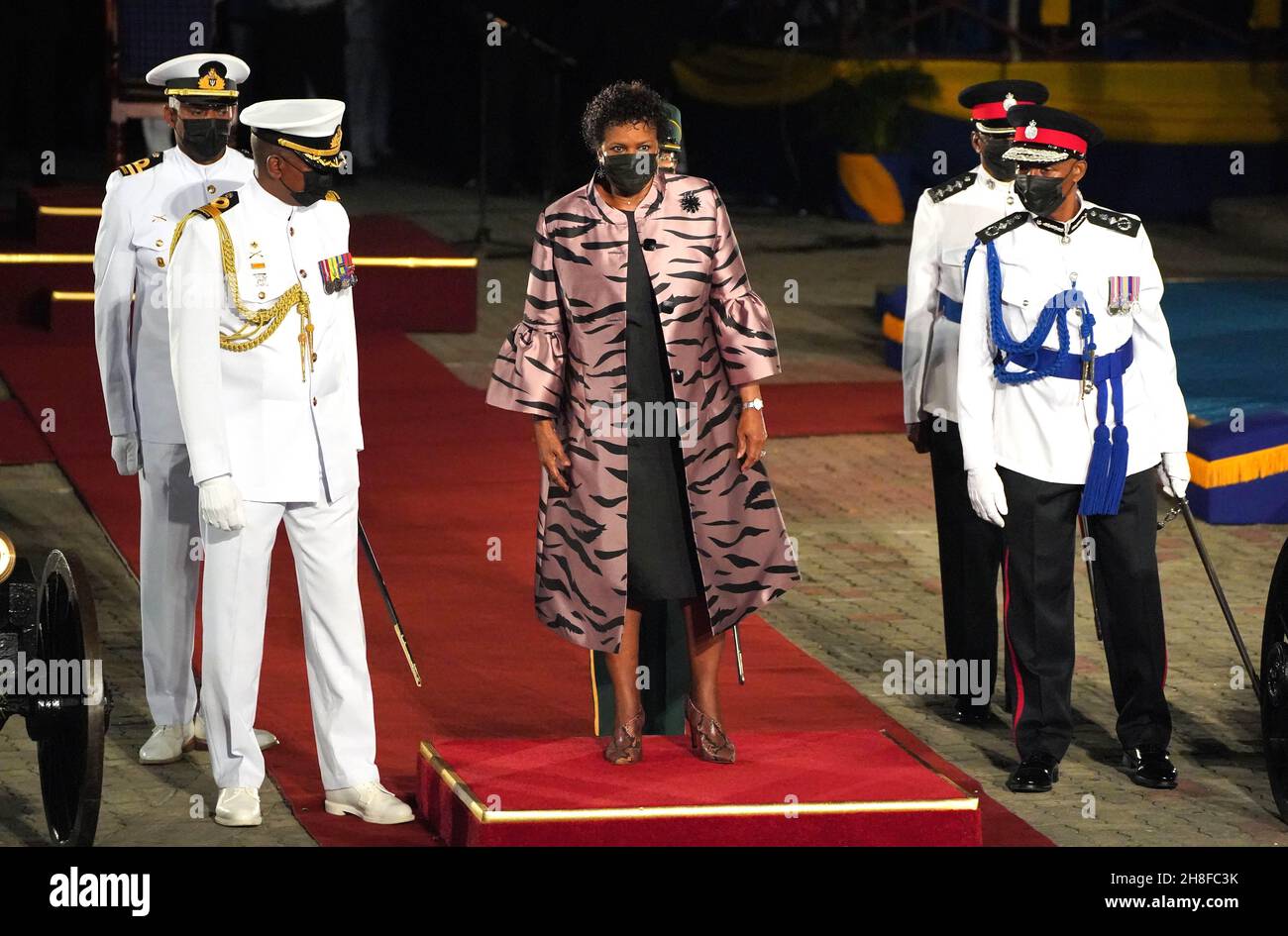 Präsidentin Sandra Mason nimmt an der Eröffnungszeremonie des Präsidenten auf dem Heroes Square in Bridgetown, Barbados, Teil. Bilddatum: Montag, 29. November 2021. Stockfoto