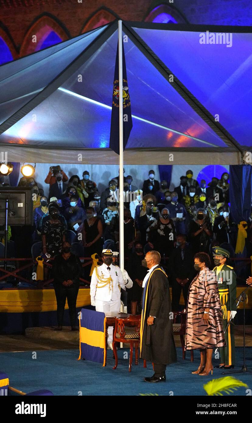Präsidentin Sandra Mason (rechts) sieht zu, wie der Presidential Standard von Barbados angehoben wird, nachdem er während der Einweihungszeremonie des Präsidenten auf dem Heroes Square in Bridgetown, Barbados, als Präsident von Barbados vereidigt wurde. Bilddatum: Dienstag, 30. November 2021. Stockfoto