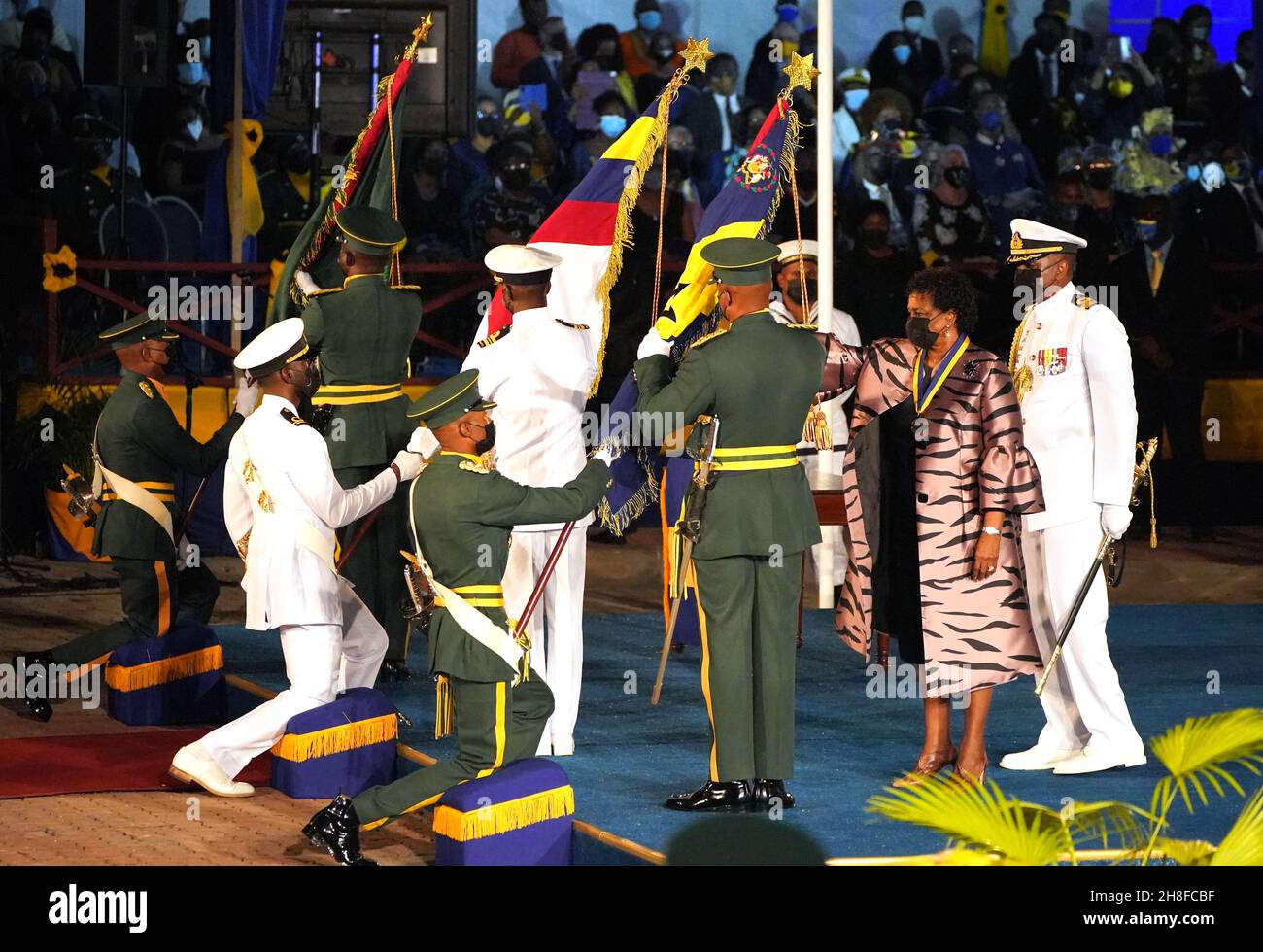 Präsidentin Sandra Mason (zweite rechts) inspiziert eine Gruppe von Standardträgern, nachdem sie den Orden von Barbados erhalten und während der Einweihungszeremonie des Präsidenten auf dem Heroes Square in Bridgetown, Barbados, als Präsidentin von Barbados vereidigt wurde. Bilddatum: Dienstag, 30. November 2021. Stockfoto