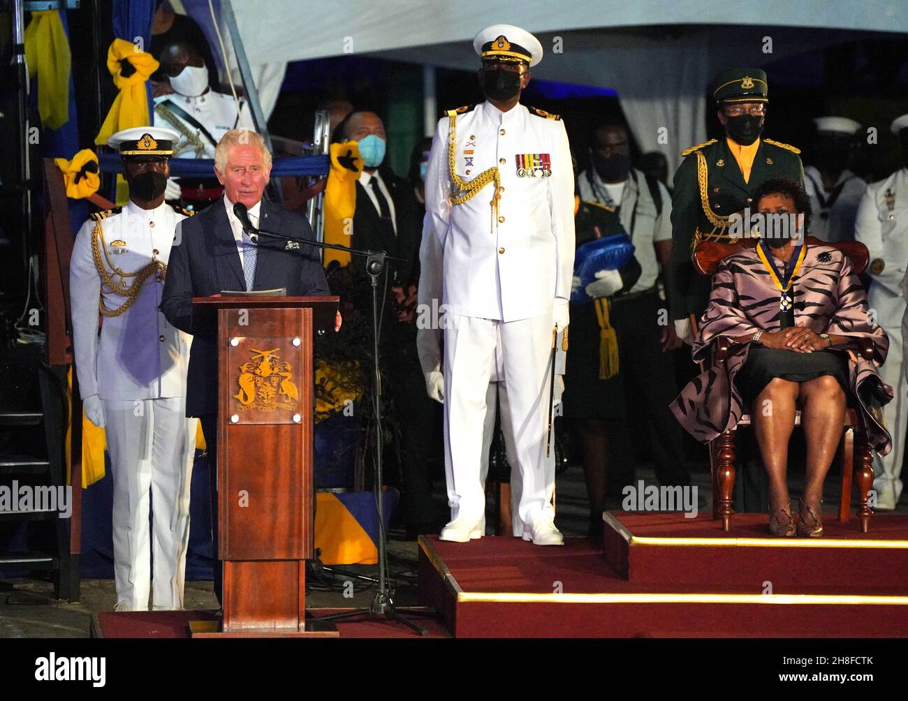 Der Prinz von Wales (links) hält eine Rede auf dem Heroes Square in Bridgetown Barbados im Anschluss an eine Zeremonie anlässlich des Übergangs des Landes zu einer republik innerhalb des Commonwealth. Bilddatum: Dienstag, 30. November 2021. Stockfoto