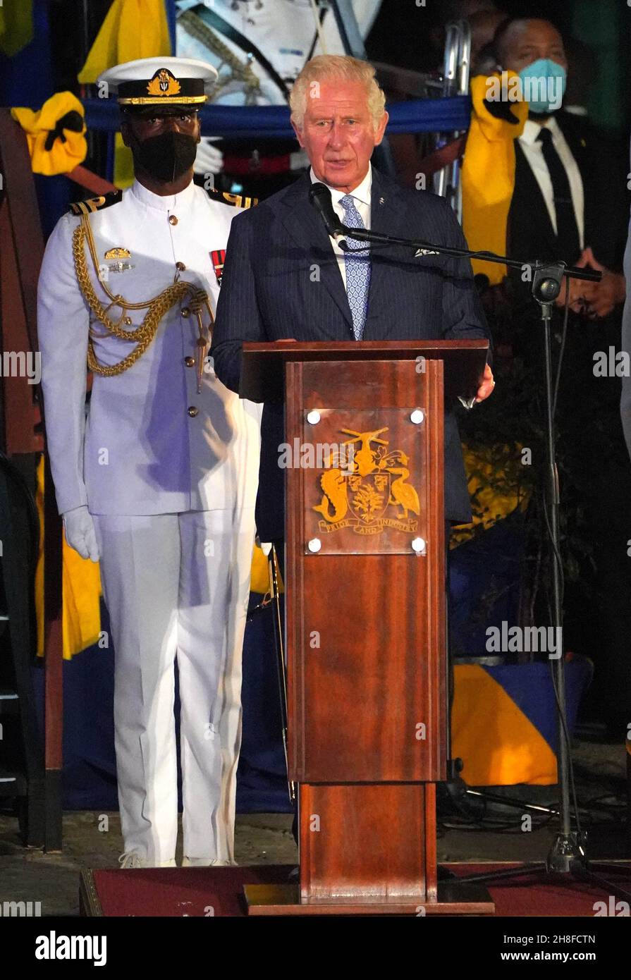 Der Prinz von Wales (links) hält eine Rede auf dem Heroes Square in Bridgetown Barbados im Anschluss an eine Zeremonie anlässlich des Übergangs des Landes zu einer republik innerhalb des Commonwealth. Bilddatum: Dienstag, 30. November 2021. Stockfoto