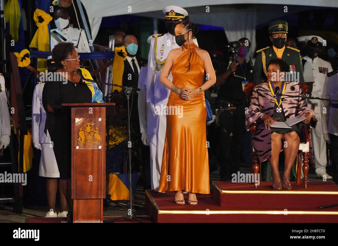 Rihanna (Mitte) nimmt an der Präsidentenzeremonie auf dem Heroes Square, Bridgetown, Barbados, Teil. Bilddatum: Dienstag, 30. November 2021. Stockfoto