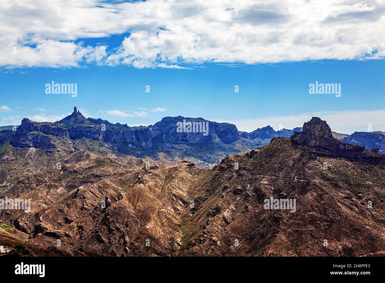 Berglandschaft, Gran Canaria, Kanarische Inseln, Spanien. Roque Bentaiga auf der rechten Seite, Roque Nublo auf der linken Seite. Stockfoto