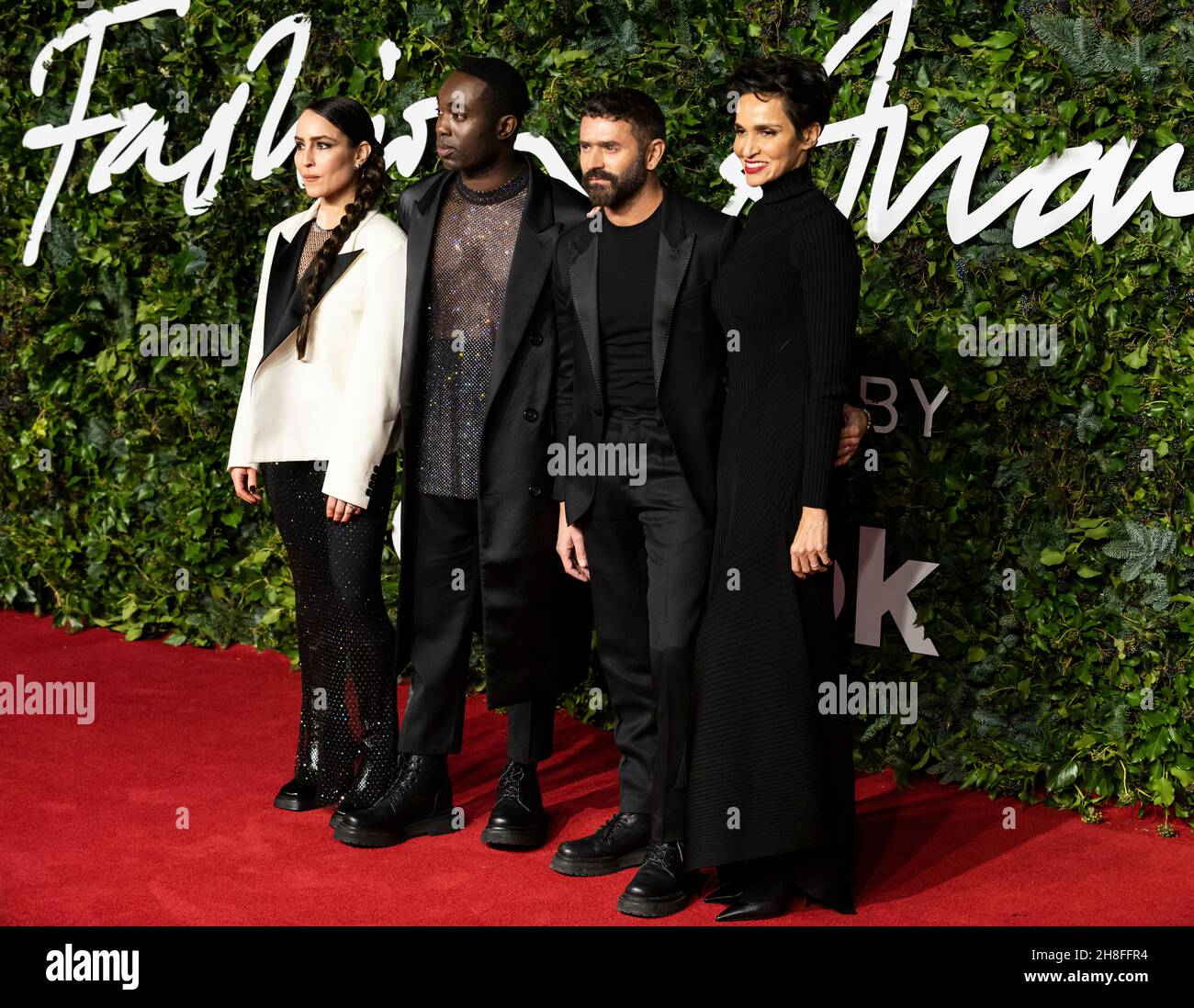 Noomi Rapace, Paapa Essiedu, Alexandre Mattiussi und Farida Khelfa nehmen an den Fashion Awards 2021 in der Royal Albert Hall Teil. London, Großbritannien. 29/11/2021 Stockfoto