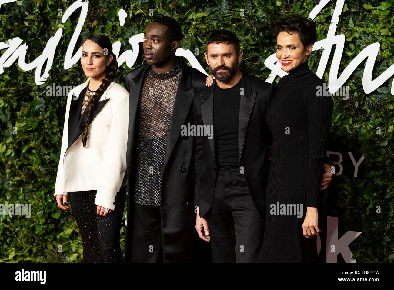 Noomi Rapace, Paapa Essiedu, Alexandre Mattiussi und Farida Khelfa nehmen an den Fashion Awards 2021 in der Royal Albert Hall Teil. London, Großbritannien. 29/11/2021 Stockfoto