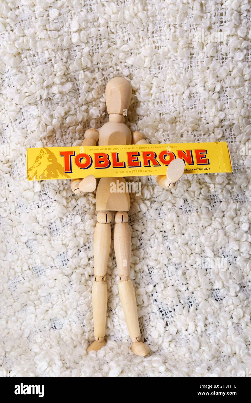 Tjumen, Russland-27. November 2021: Toblerone Logo ist eine Schweizer Schokoladenriegel von Mondelez International. Vertikales Foto Stockfoto