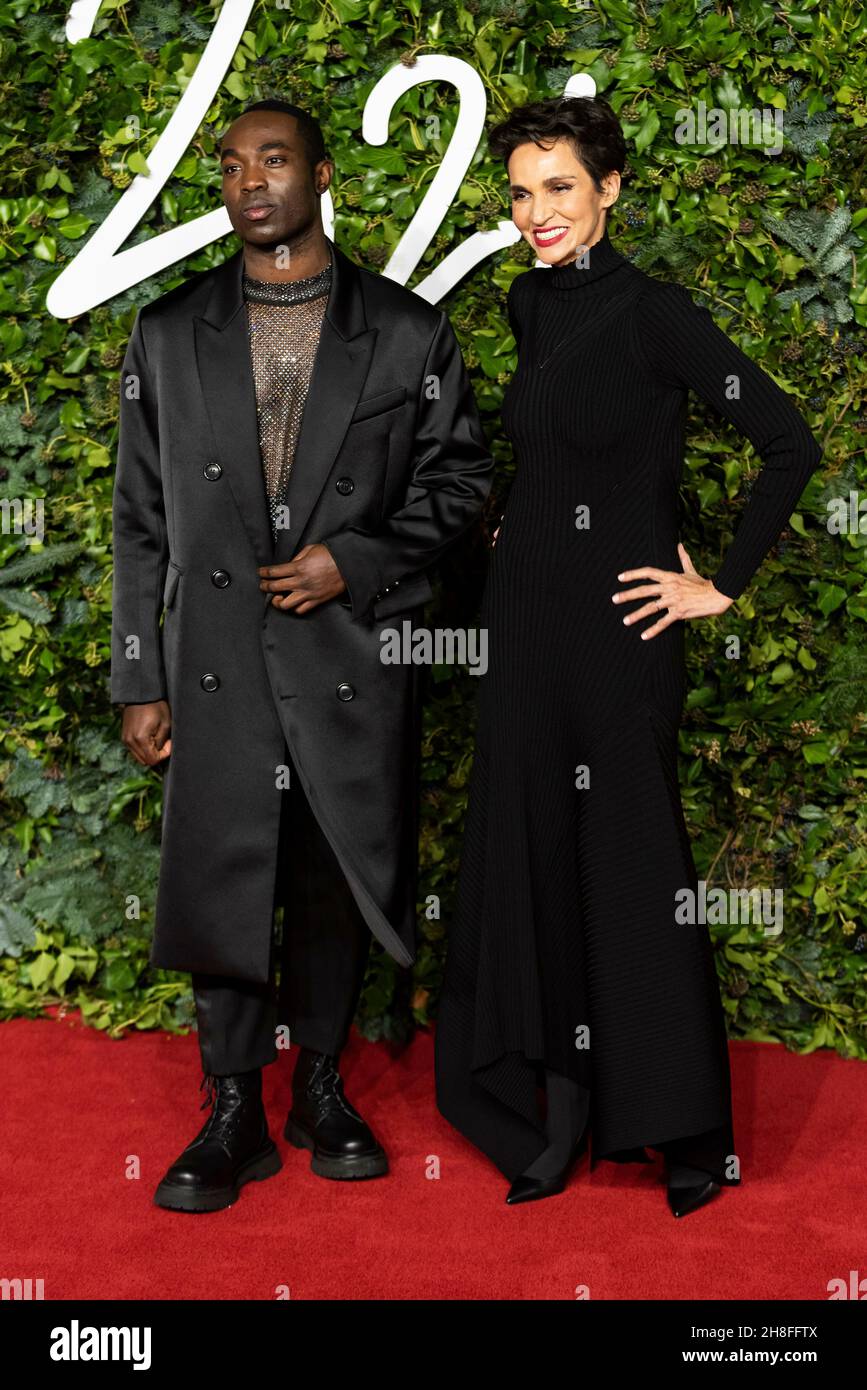 Paapa Essiedu und Farida Khelfa nehmen an den Fashion Awards 2021 in der Royal Albert Hall Teil. London, Großbritannien. 29/11/2021 Stockfoto
