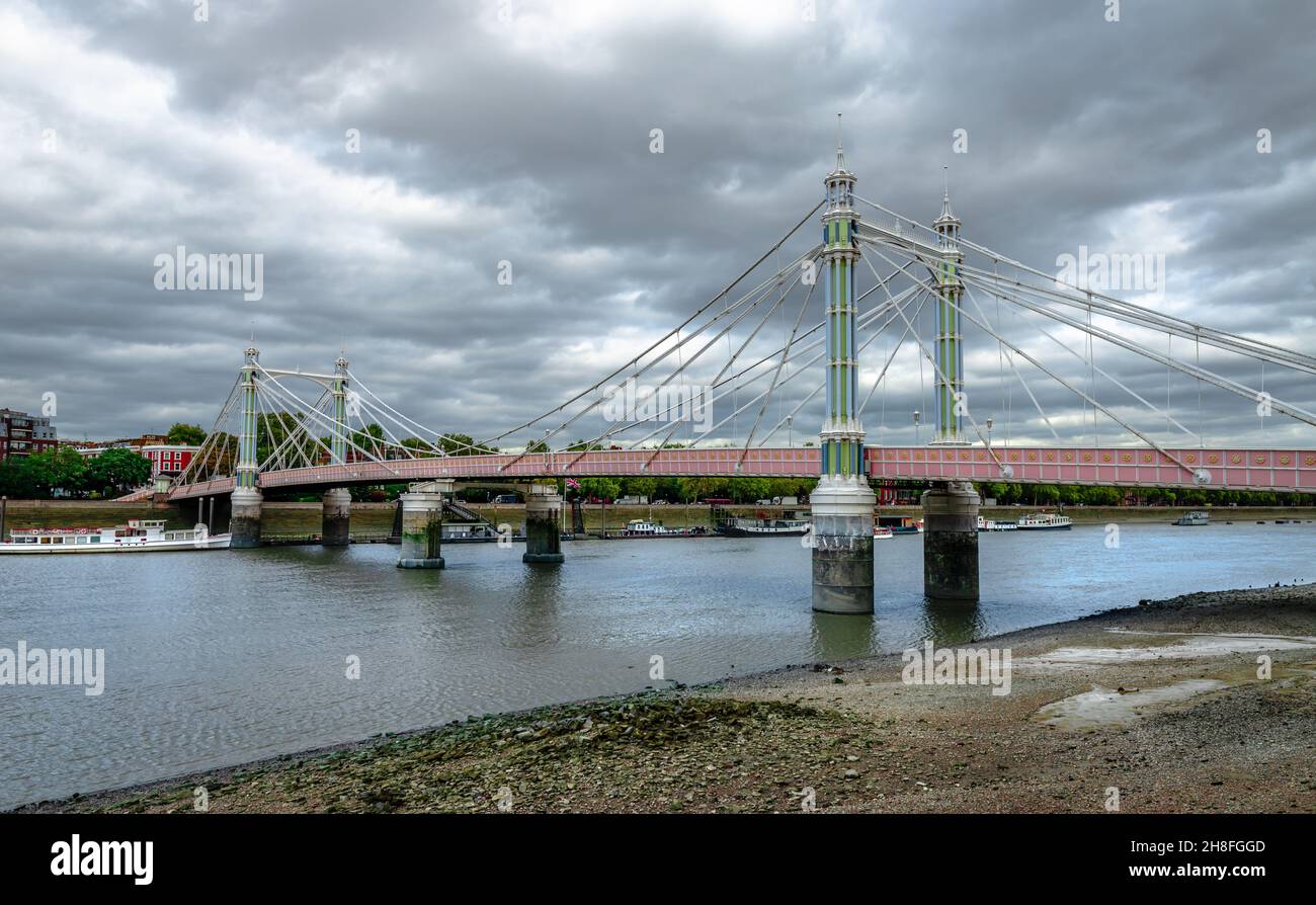 Albert Bridge, eine Straßenbrücke über den Tideway der Themse, die Chelsea mit Battersea in London, Großbritannien, verbindet. Stockfoto