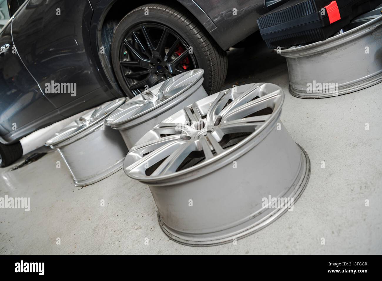 Moderne Auto-Leichtmetallfelgen Austausch Im Auto Service Center. Thema Automobilindustrie. Stockfoto