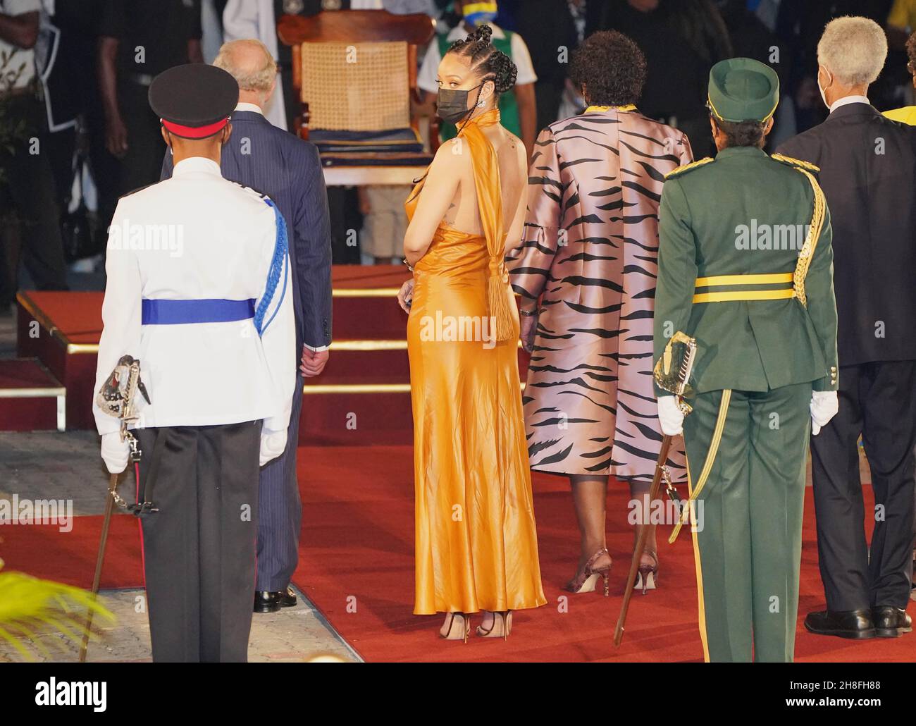 Rihanna (Mitte) steht neben dem Prince of Wales (zweite links), während sie an der Präsidentenzeremonie auf dem Heroes Square, Bridgetown, Barbados, teilnehmen. Bilddatum: Dienstag, 30. November 2021. Stockfoto