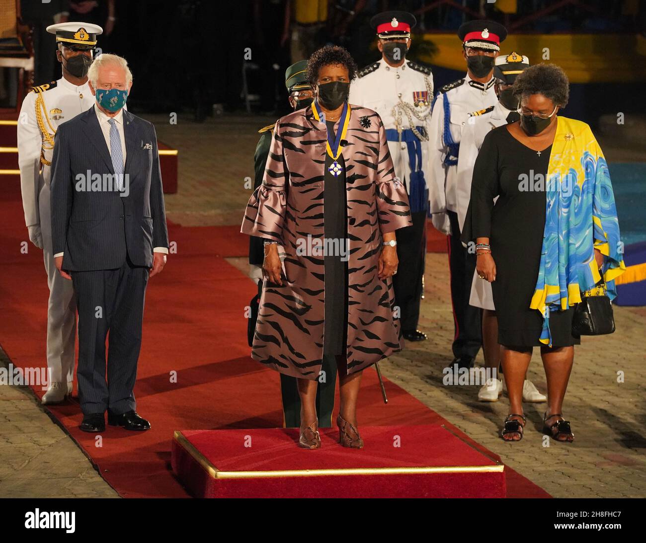 Der Prinz von Wales (links) wird von der Präsidentin von Barbados, Sandra Mason (Mitte), und der Premierministerin von Barbados, Mia Mottley (rechts), begleitet, als sie sich nach einer Zeremonie zur Feier des Übergangs des Landes zu einer republik innerhalb des Commonwealth auf den Heroes Square in Bridgetown Barbados vorbereiten. Bilddatum: Dienstag, 30. November 2021. Stockfoto