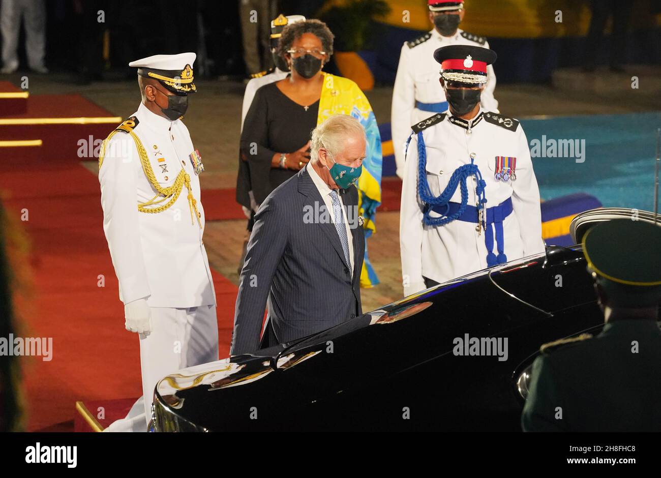 Der Prinz von Wales verlässt den Heroes Square in Bridgetown Barbados nach einer Zeremonie, um den Übergang des Landes zu einer republik innerhalb des Commonwealth zu markieren. Bilddatum: Dienstag, 30. November 2021. Stockfoto