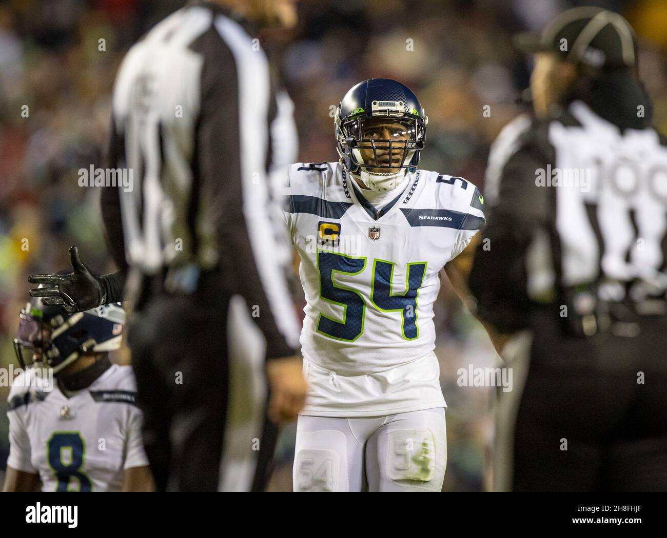 29. November 2021: Bobby Wagner (54), Mittellinebacker von Seattle Seahawks, argumentiert den Eingriffsanruf während des NFL-Spiels der regulären Saison zwischen den Seattle Seahawks und dem Washington Football Team auf dem FedEx Field in Landover, Maryland Fotograf: Cory Royster Stockfoto