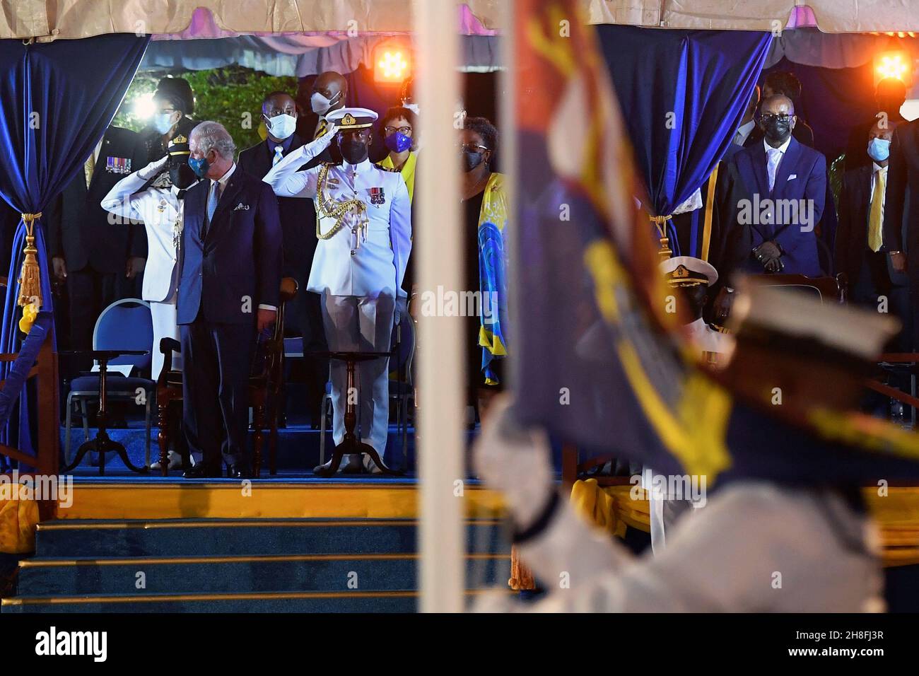 Der Prinz von Wales schaut weg, während die britische Royal Standard-Flagge bei der Eröffnungszeremonie des Präsidenten herabgelassen wird, um die Geburt einer neuen republik in Barbados, Bridgetown, Barbados, zu feiern. Bilddatum: Montag, 29. November 2021. Stockfoto