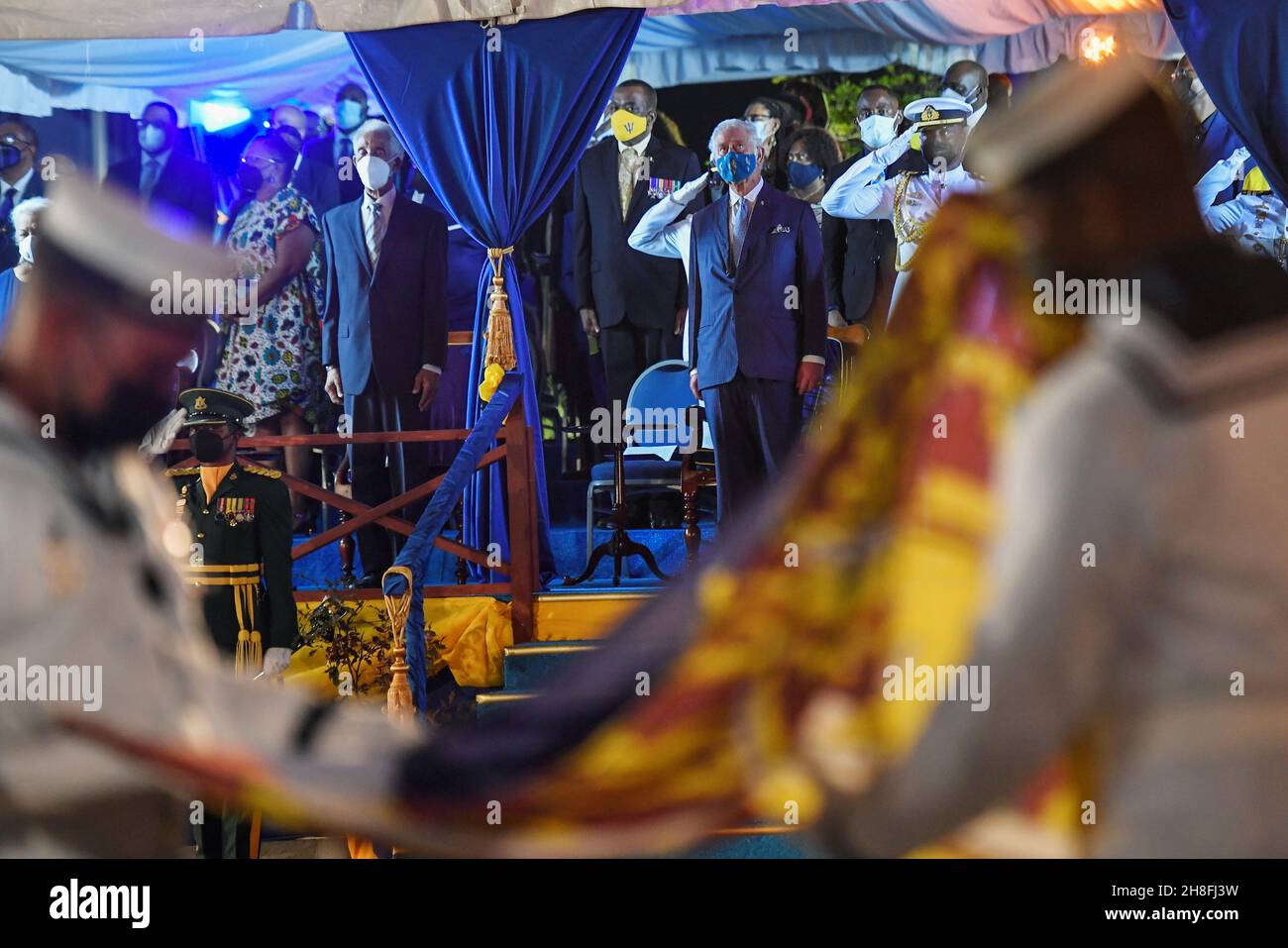 Der Prinz von Wales reagiert, als die britische Royal Standard-Flagge gefaltet wird, nachdem sie bei der Einweihungszeremonie des Präsidenten anlässlich der Geburt einer neuen republik in Barbados, Bridgetown, Barbados, gesenkt wurde. Bilddatum: Montag, 29. November 2021. Stockfoto