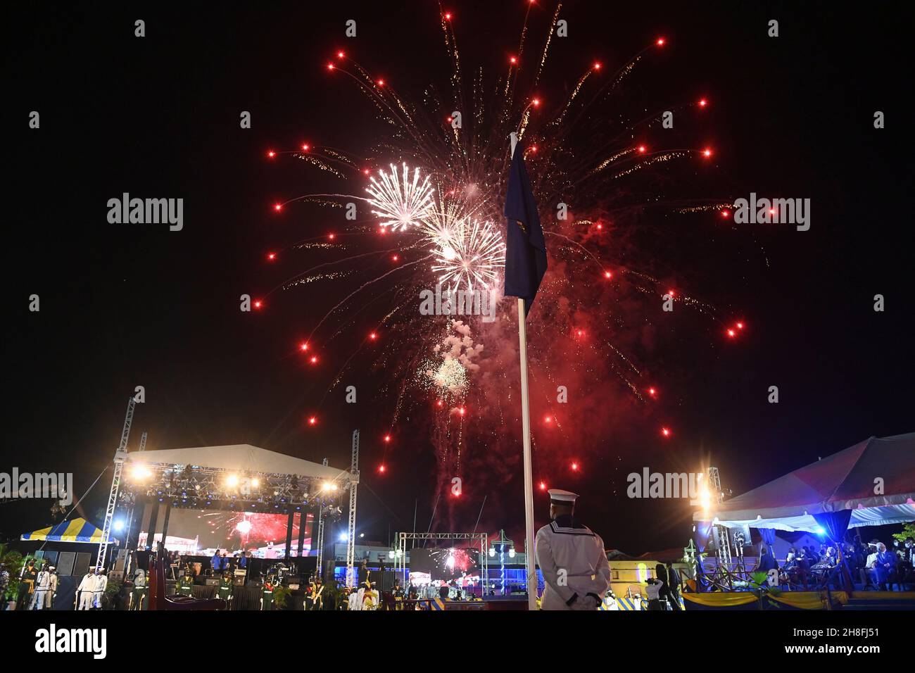 Bei der Einweihungsfeier des Präsidenten werden Feuerwerke zur Geburt einer neuen republik in Barbados, Bridgetown, Barbados, gesehen. Bilddatum: Dienstag, 30. November 2021. Stockfoto