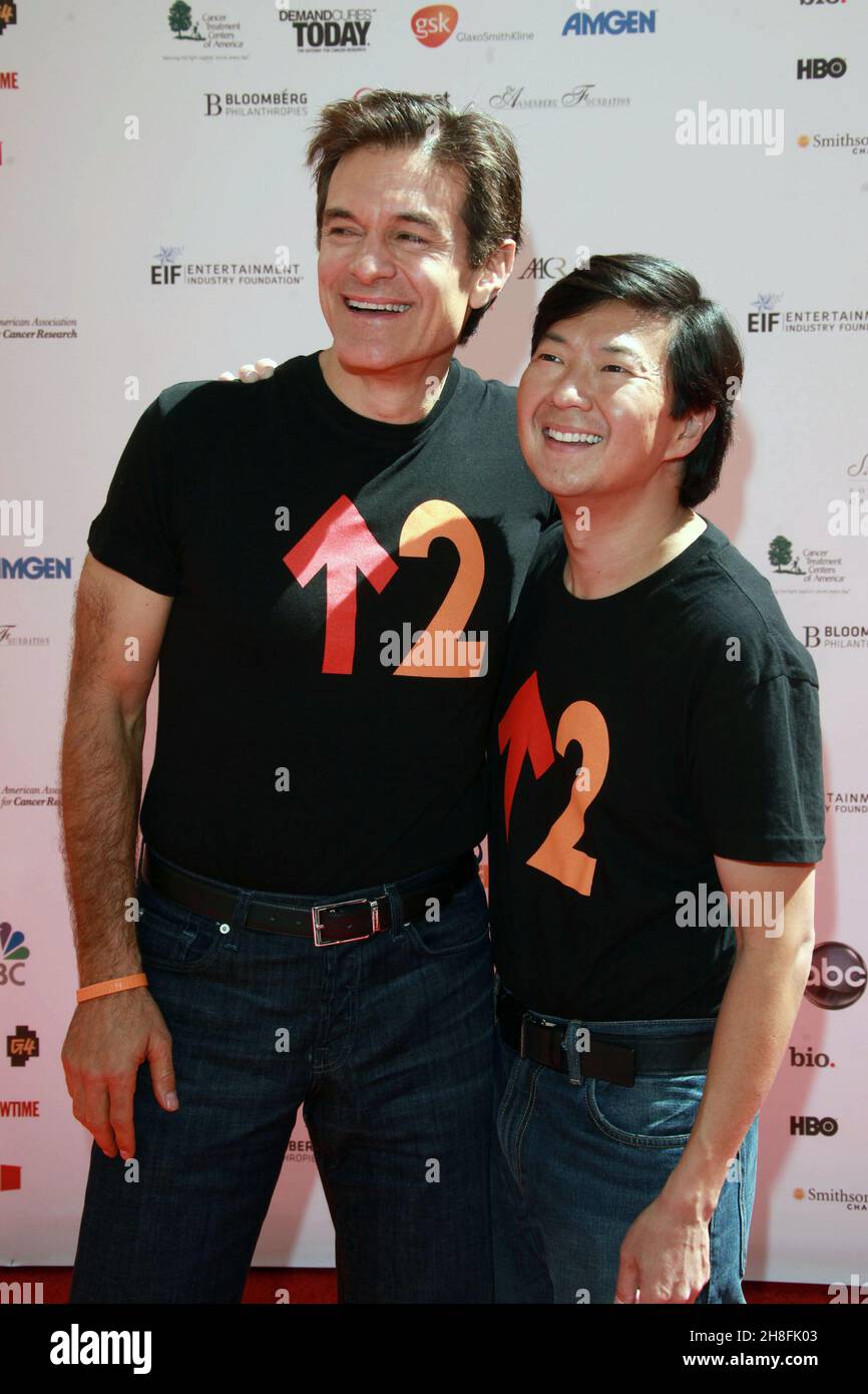 CULVER CITY, CA - 10. SEPTEMBER: Dr. Mehmet Oz trifft am 10. September 2010 in Culver City, Kalifornien, in Stand Up to Cancer in den Sony Picturs Studios ein. Personen: Dr. Mehmet Oz Quelle: Storms Media Group/Alamy Live News Stockfoto