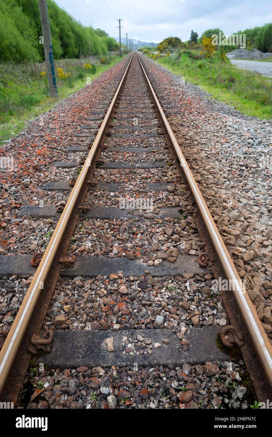 Gerade Bahnstrecke in der Nähe von Moana, Westland, Südinsel, Neuseeland Stockfoto