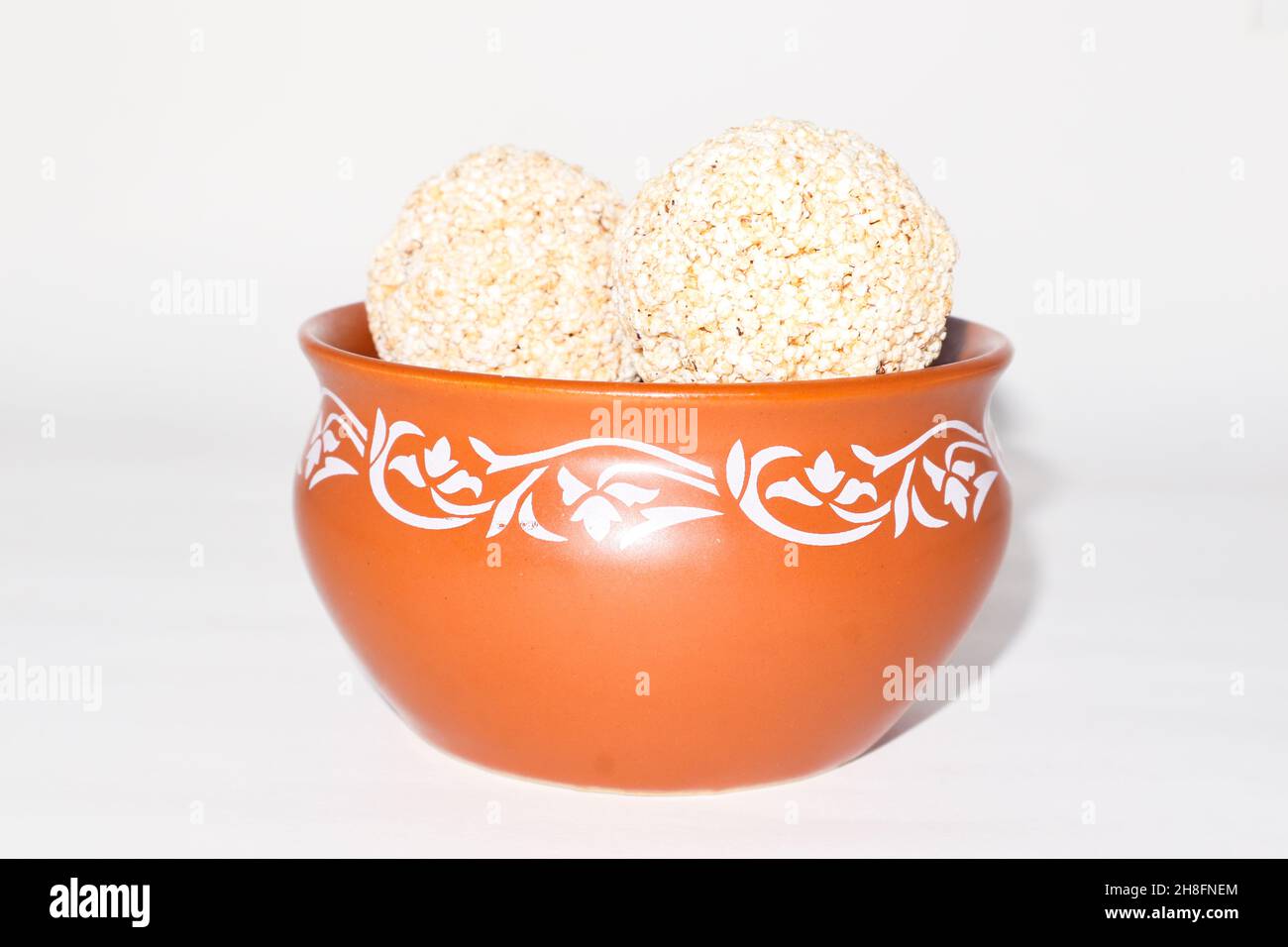 Indische Süßigkeit für traditionelles Festival makar sankranti :Rajgira laddu aus Amaranth Samen in Schale auf weißem Hintergrund Stockfoto