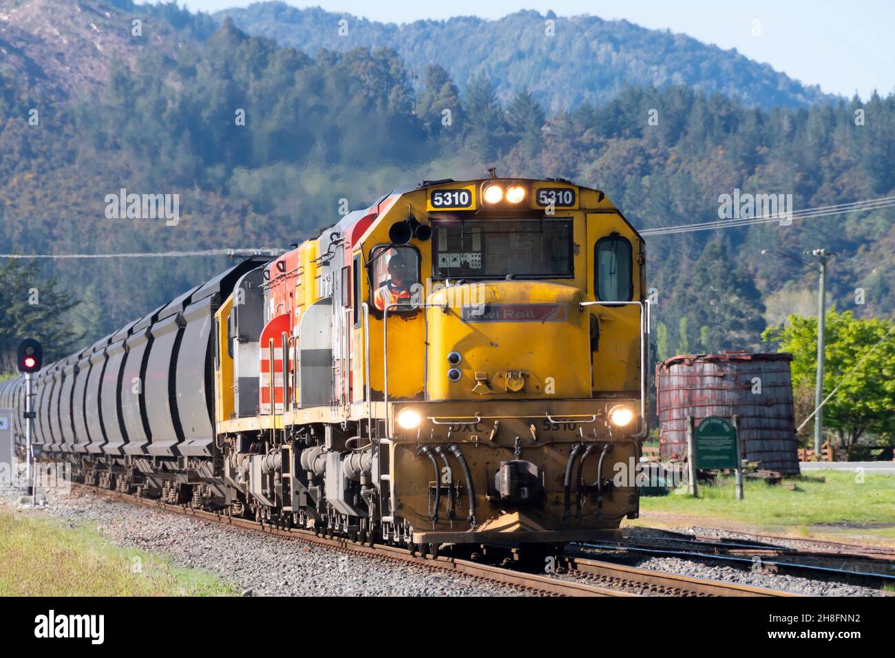 KiwiRail-Zug, der Kohle von der Westküste zum Lyttleton-Hafen für den Export transportiert, Lokomotive, DXC 5310, in Reefton, Westküste, Südinsel, Neuseeland Stockfoto