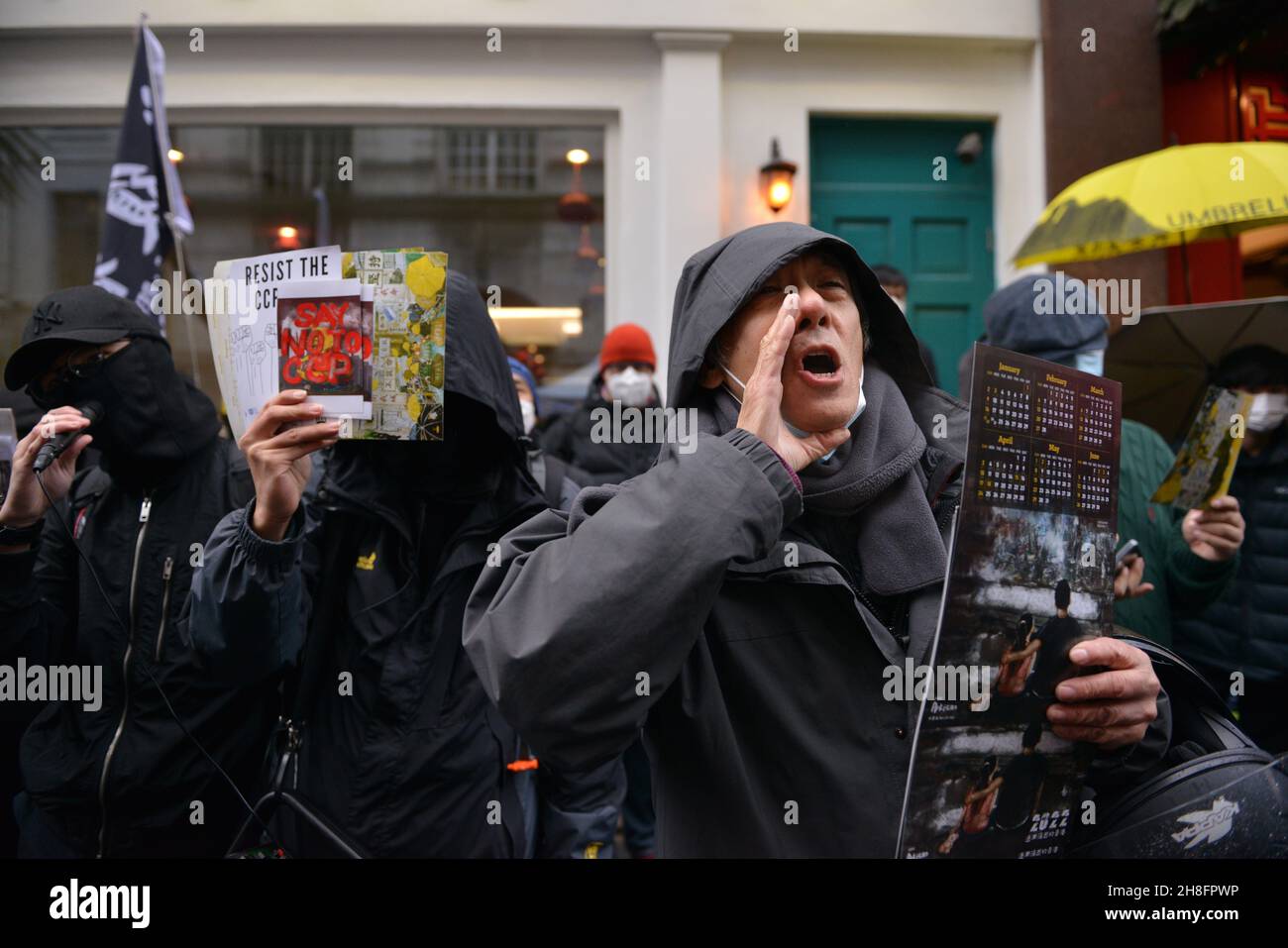 Ein pro-Hongkonger Demokrat und Anti-KPCh-Protestler ruft während des Gegen-Protests Parolen. Dutzende von Demonstranten, die für Demokratie, Unabhängigkeit Hongkongs und gegen die KPCh (Kommunistische Partei Chinas) protestierten, veranstalteten einen Gegenprotest gegen die Anti-Asiatische Hasskundgebung „gegen den neuen Kalten Krieg“, die von chinesischen Vereinigungen in Großbritannien in Londons Chinatown organisiert wurde. Stockfoto