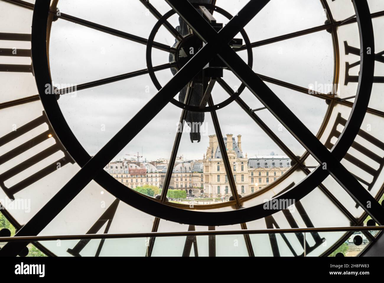 Blick auf den Louvre durch eine große Uhr vom Museum d'Orsay in Paris, Frankreich Stockfoto
