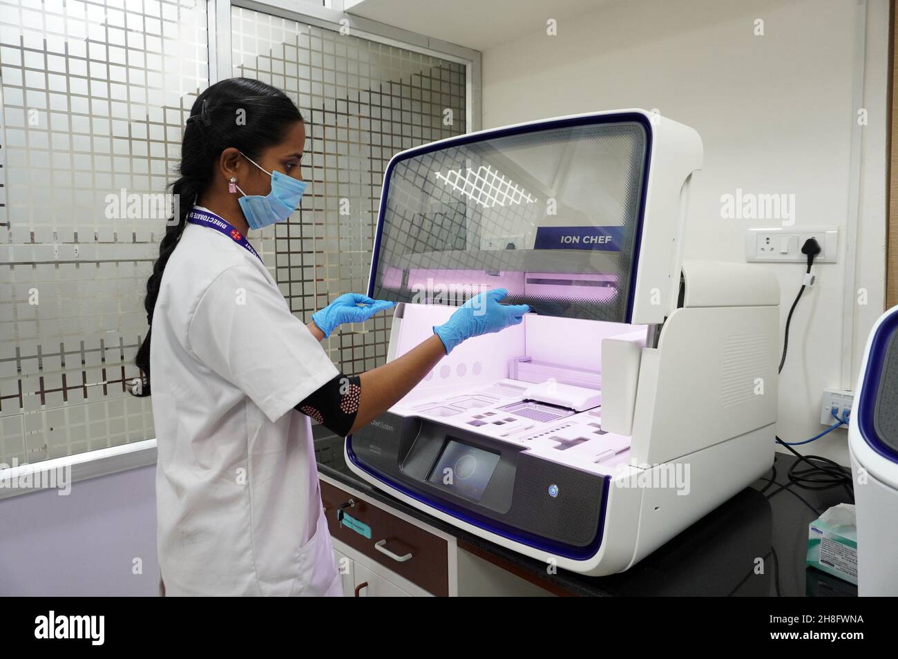 Chennai, Tamil Nadu, Indien. 30th. November 2021. Ein medizinischer Mitarbeiter arbeitet in einem Sequenzierungslabor der Direktion für medizinische und ländliche Gesundheitsdienste in Chennai. Im Labor werden die Proben systematisch auf verschiedene Coronavirus-Mutationen untersucht. Ziel ist es, schnell Mutationen zu identifizieren, die hinsichtlich der Übertragbarkeit, der Schwere der Erkrankung und des Impfstoffs ein besonderes Risiko darstellen. Die WHO (Weltgesundheitsorganisation) klassifizierte den neuen Omicron-Stamm der Variante des Bedenkens (VOC) als „hohes Risiko“ (Bild der Quelle: © Sri Loganathan/ZUMA Press Wire) Stockfoto
