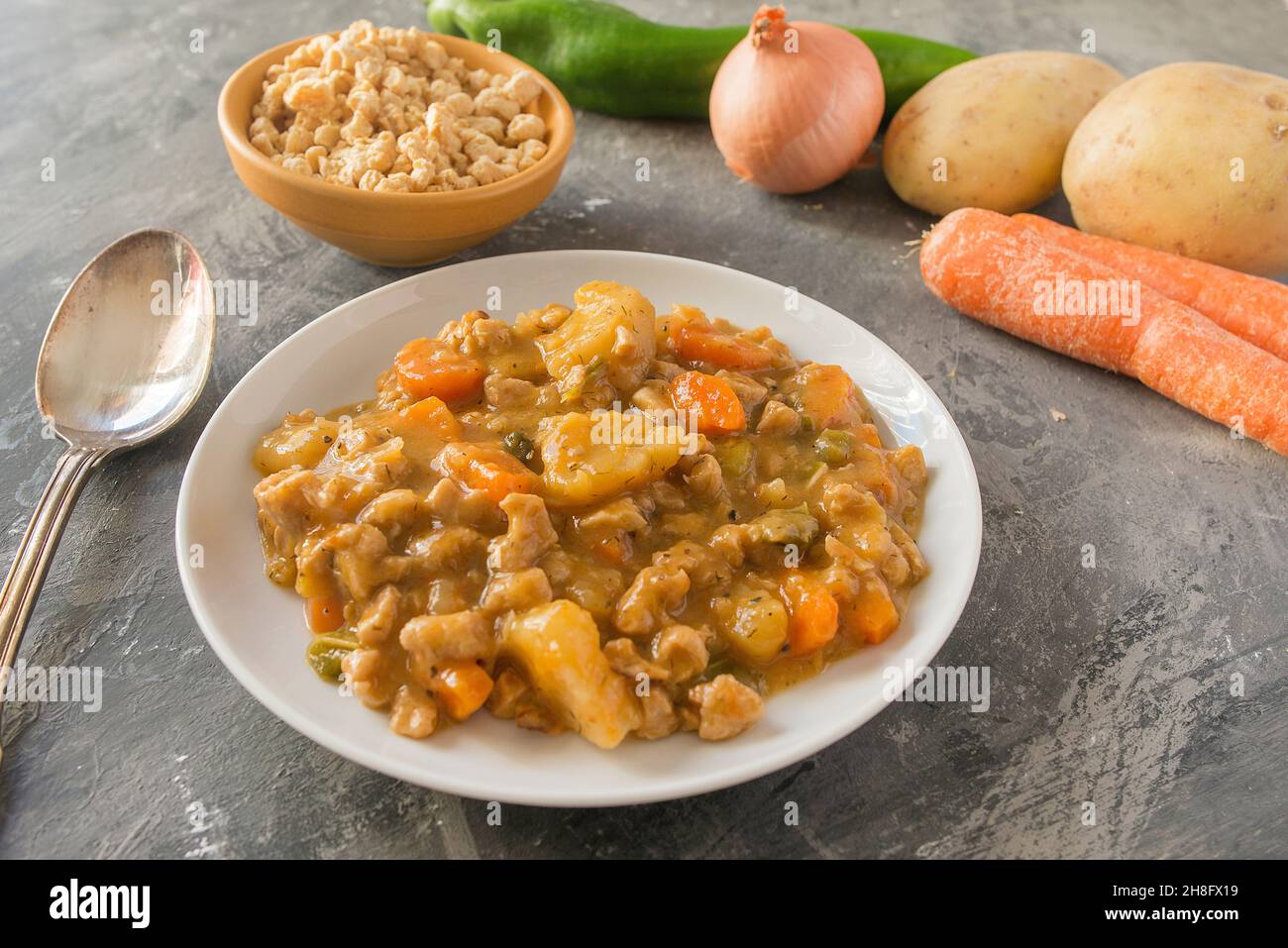 Eintopf mit texturierter Soja (vegane Eintopf Zwiebel, Kartoffeln, Pfeffer, Karotte, Soja) Stockfoto