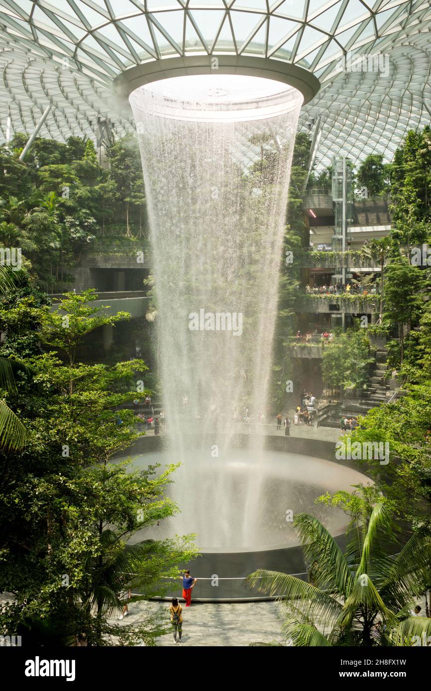 Der Indoor-Wasserfall namens HSBC Rain Vortex im Jewel Changi Airport Complex in Singapur. Stockfoto