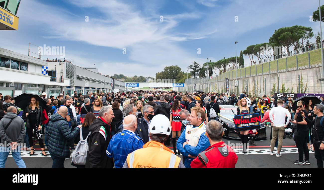 Vallelunga, Italien, oktober 31 2021. American Festival of Rome Nascar Whelen Rennen. Menge am Start der Startaufstellung bei der Motorsport-Event-Show Stockfoto