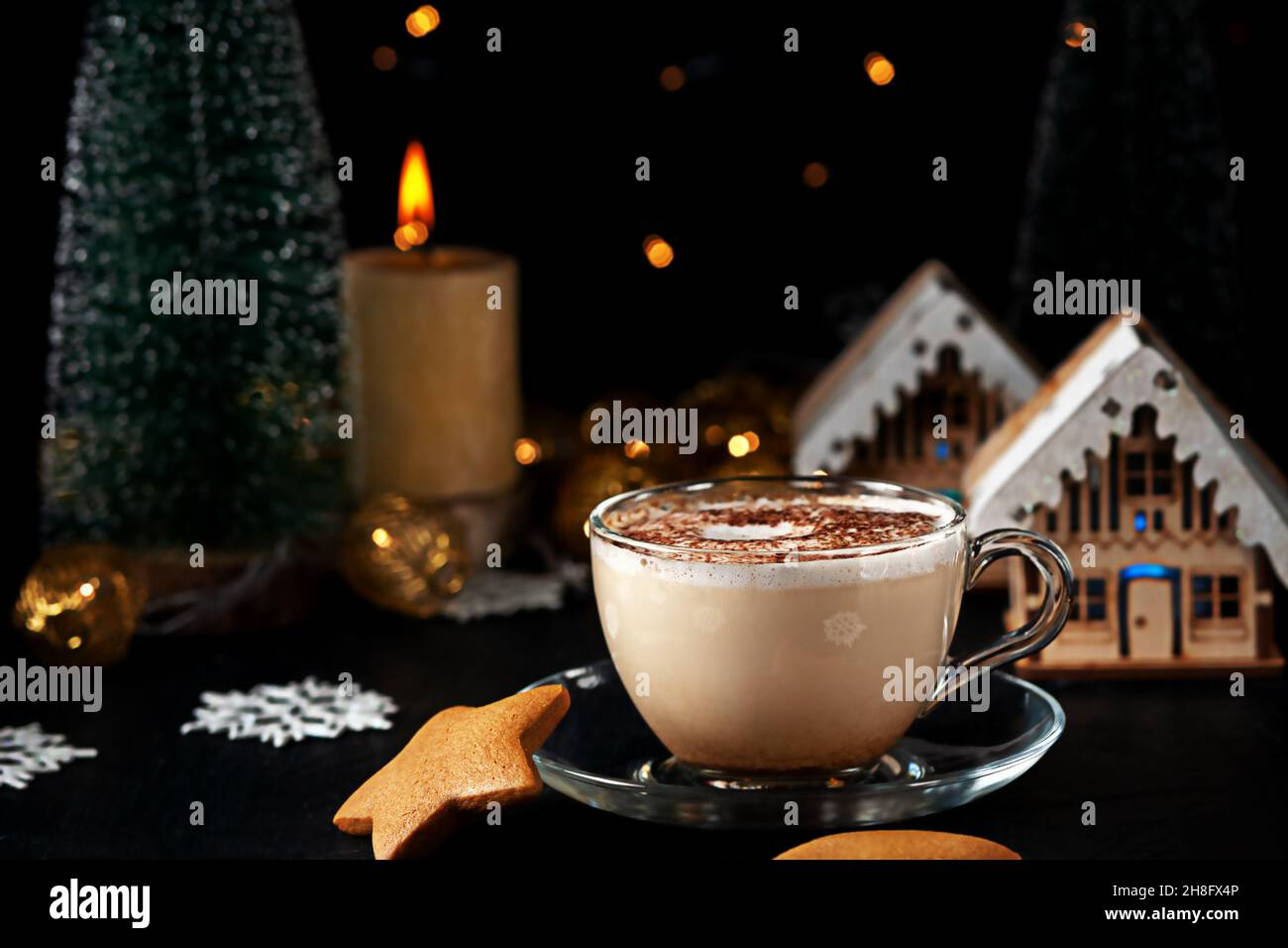 Eine Tasse Kaffee mit Milch und Lebkuchen zu Weihnachten Stockfoto