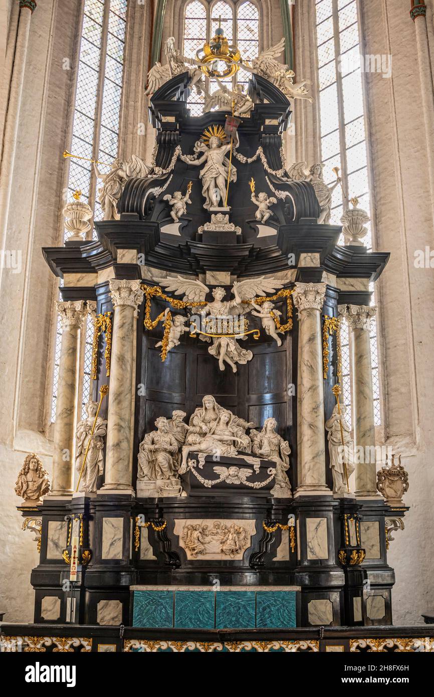 Der reiche und detailreiche Hochaltar der Kirche St. JAKOBI wurde 1717 von Hieronymus Hassenberg hergestellt. Lübeck, Deutschland, Europa Stockfoto
