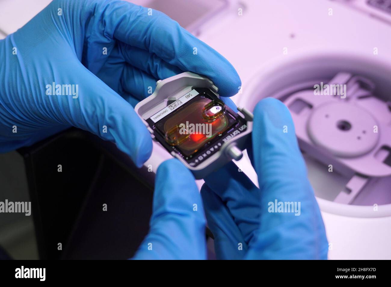 Chennai, Tamil Nadu, Indien. 30th. November 2021. Ein medizinischer Mitarbeiter arbeitet in einem Sequenzierungslabor der Direktion für medizinische und ländliche Gesundheitsdienste in Chennai. Im Labor werden die Proben systematisch auf verschiedene Coronavirus-Mutationen untersucht. Ziel ist es, schnell Mutationen zu identifizieren, die hinsichtlich der Übertragbarkeit, der Schwere der Erkrankung und des Impfstoffs ein besonderes Risiko darstellen. Die WHO (Weltgesundheitsorganisation) klassifizierte den neuen Omicron-Stamm der Variante des Bedenkens (VOC) als „hohes Risiko“ (Bild der Quelle: © Sri Loganathan/ZUMA Press Wire) Stockfoto