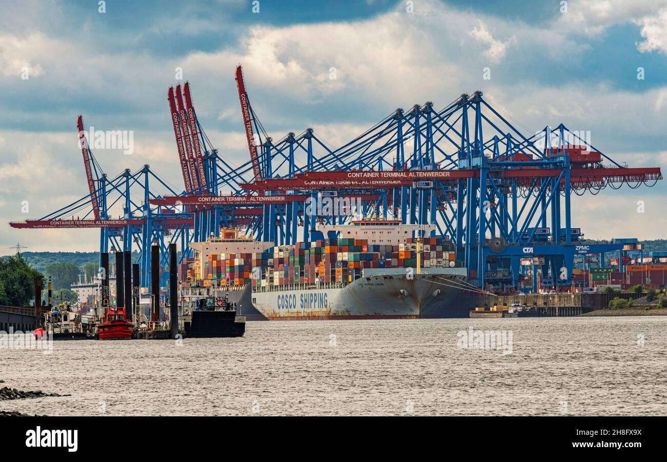 Frachtschiff, das an einem der Docks des internationalen Hamburger Hafens anhielt, während der Verladung der Container. Hamburg, Deutschland Stockfoto